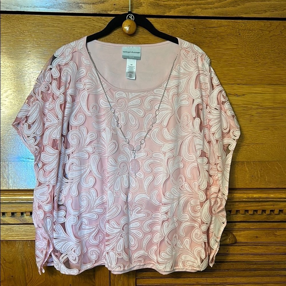 Alfred Dunner Coquette Petite Pink Lace Overlay Blouse with Necklace Boho Chic